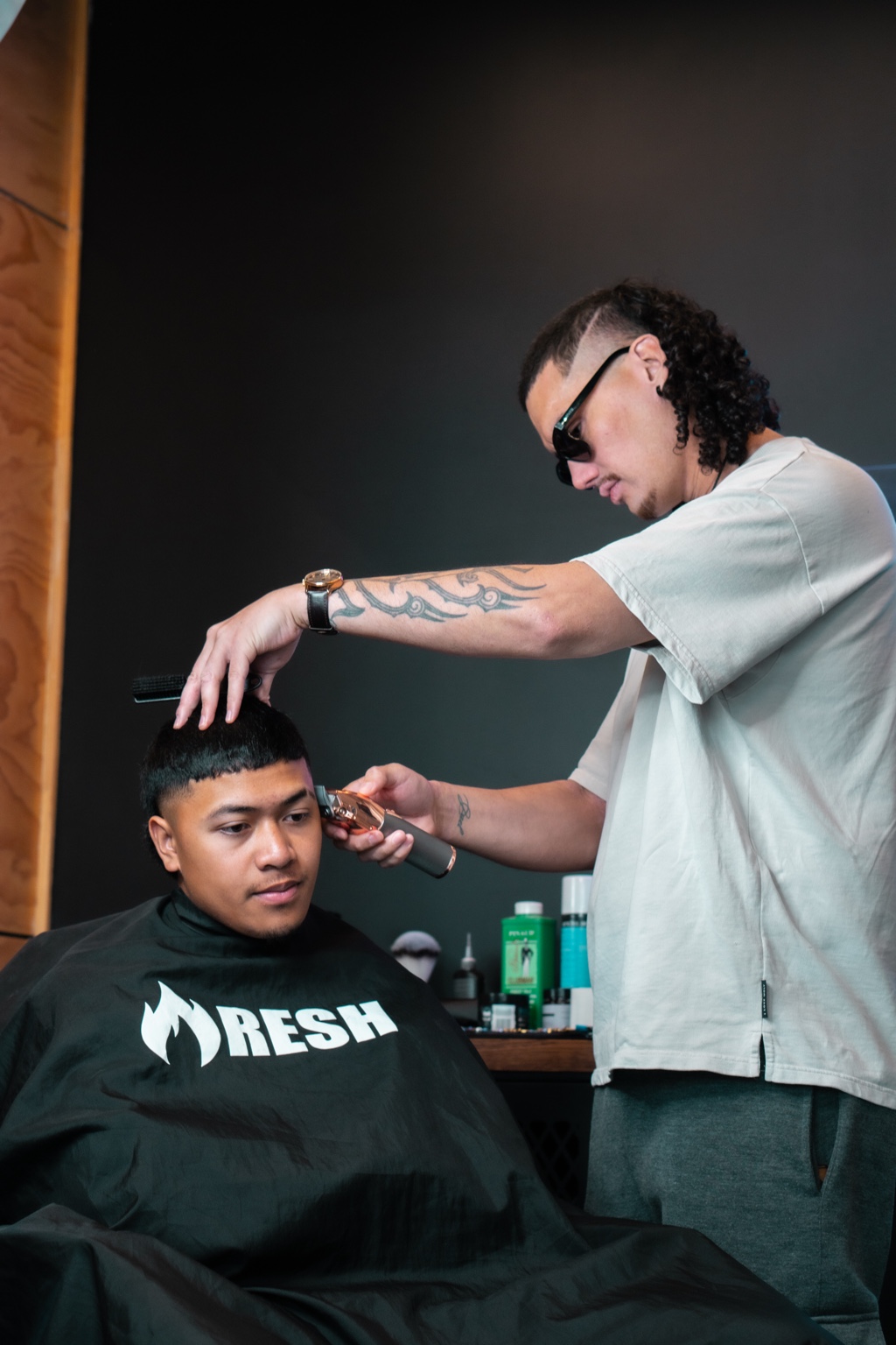 Jabez Makawe cutting a client at Jabez Makawe Studio