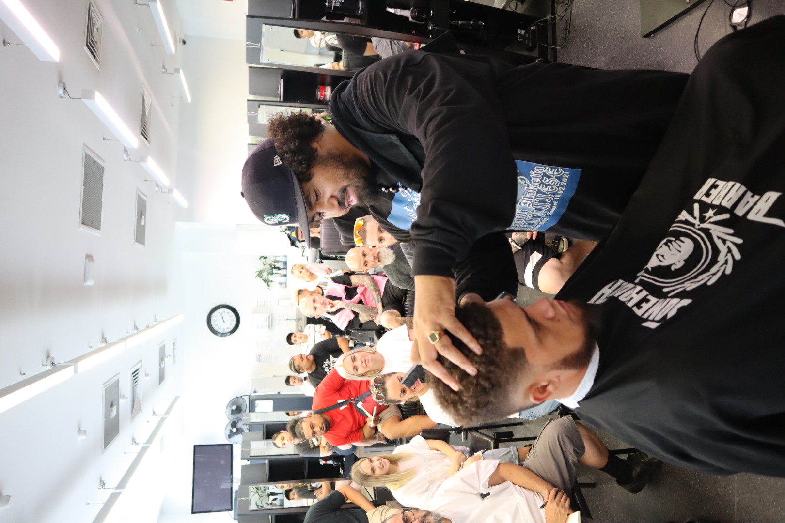 Peleti Oli demonstrating a haircut
